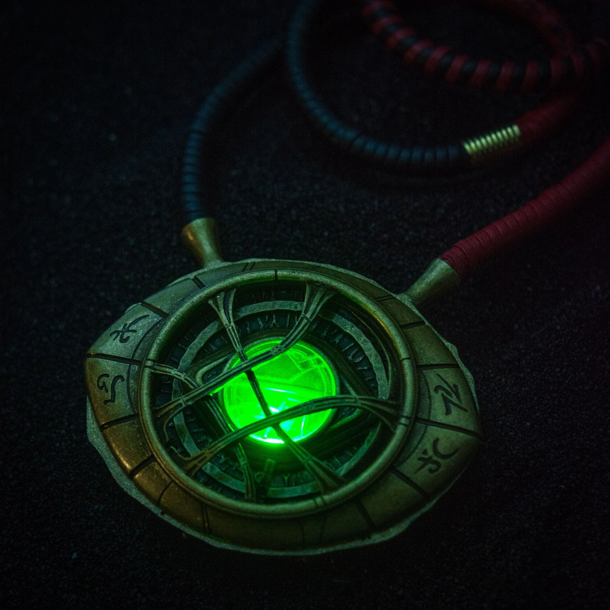 Marvel Doctor Strange Eye Of Agamotto Light Up Pendant Necklace - Image 3